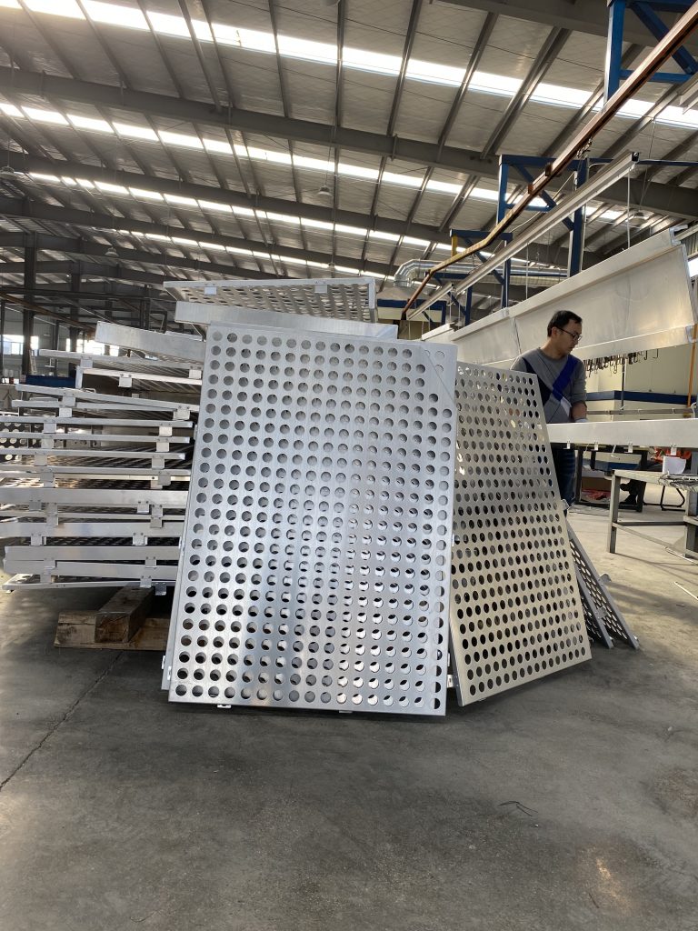 铝单板厂家浅析冲孔铝单板与雕刻铝单板的区别